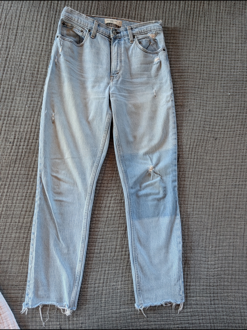 Abercrombie & Fitch The Mom High Rise Distressed Jeans | W28/6 Long